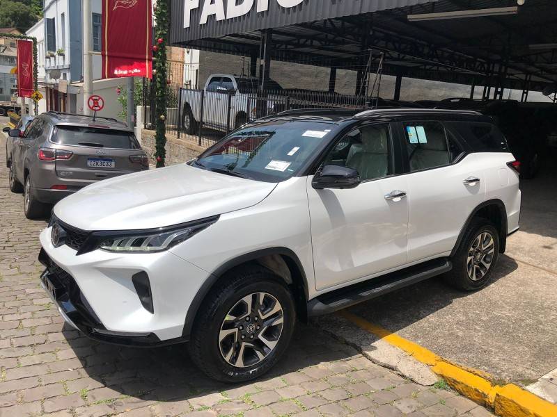 TOYOTA - HILUX SW4 - 2025/2025 - Branca - R$ 455.000,00
