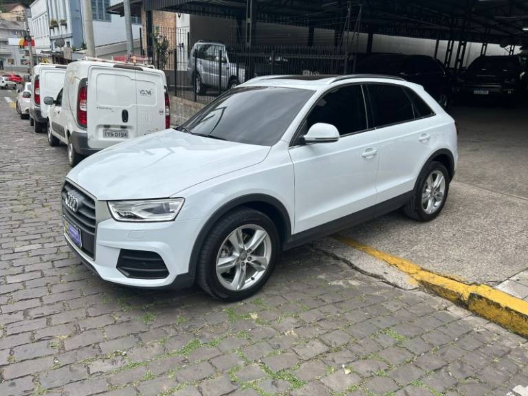 AUDI - Q3 - 2015/2016 - Branca - Sob Consulta