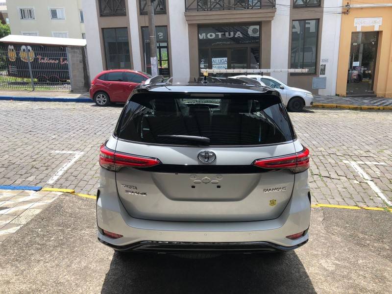 TOYOTA - HILUX SW4 - 2025/2025 - Branca - R$ 455.000,00