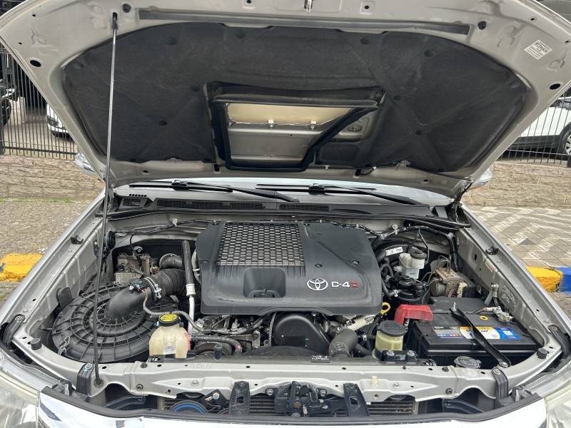 TOYOTA - HILUX - 2012/2013 - Prata - Sob Consulta