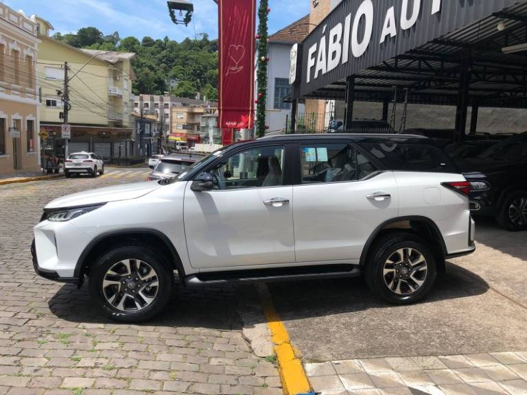 TOYOTA - HILUX SW4 - 2025/2025 - Branca - R$ 455.000,00