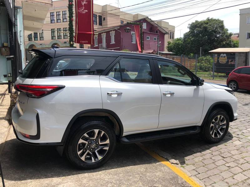 TOYOTA - HILUX SW4 - 2025/2025 - Branca - R$ 455.000,00