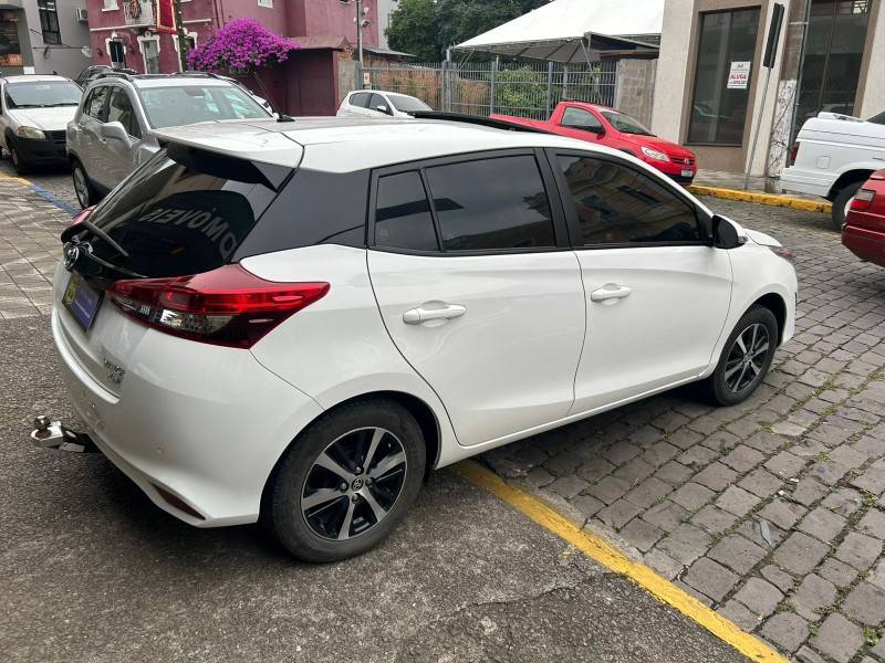 TOYOTA - YARIS - 2022/2022 - Branca - Sob Consulta