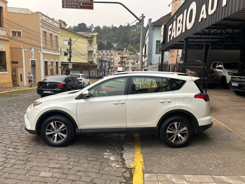 TOYOTA - RAV4 - 2018/2018 - Branca - R$ 135.000,00