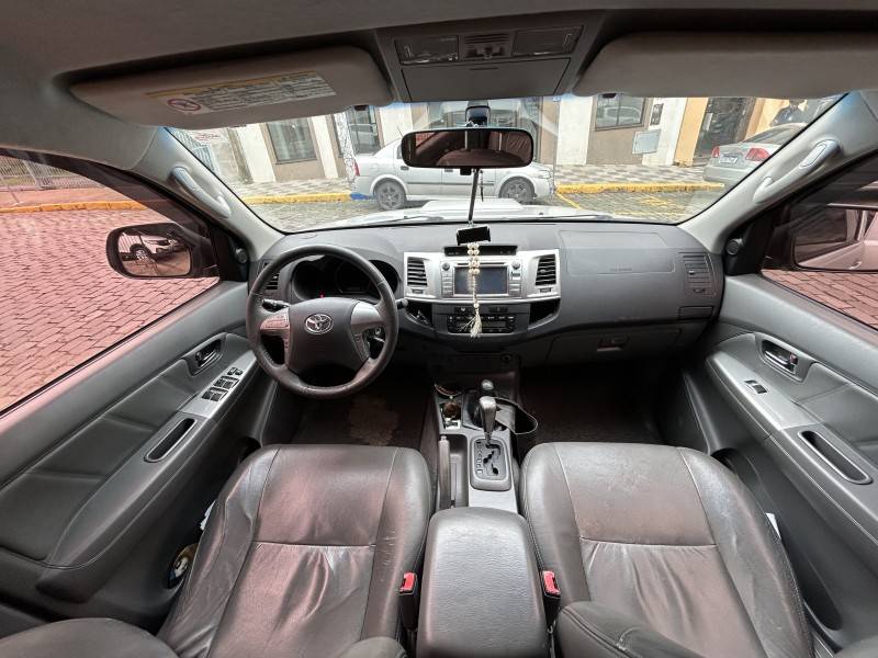 TOYOTA - HILUX - 2012/2013 - Prata - Sob Consulta