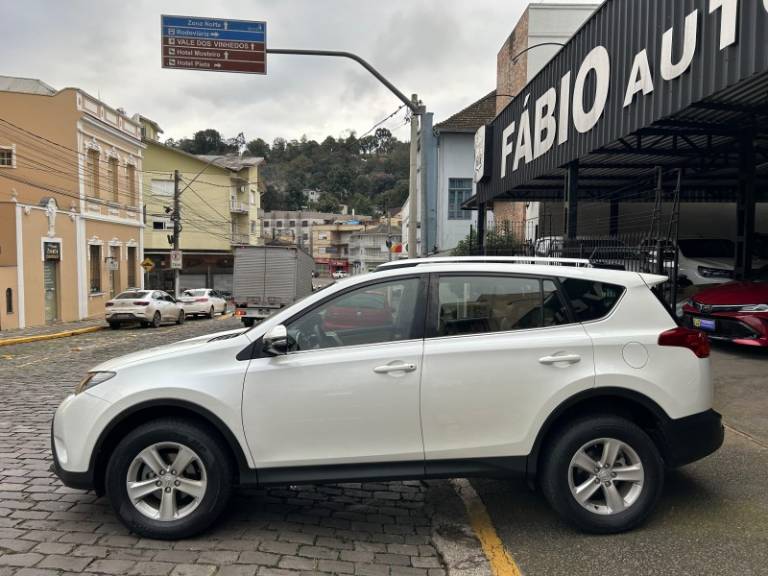 TOYOTA - RAV4 - 2013/2014 - Branca - R$ 95.000,00