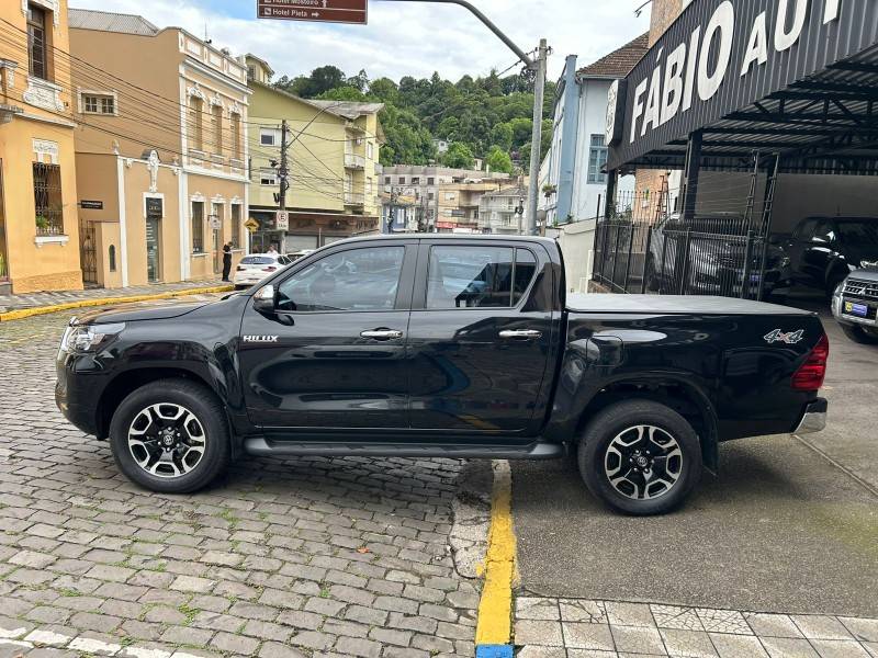 TOYOTA - HILUX - 2022/2022 - Preta - Sob Consulta