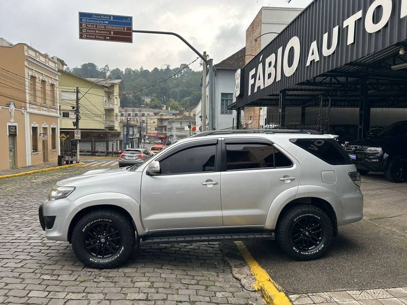 TOYOTA - HILUX SW4 - 2012/2013 - Prata - R$ 150.000,00