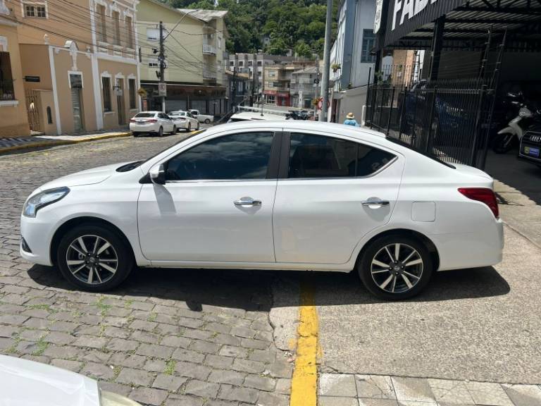 NISSAN - VERSA - 2017/2018 - Branca - Sob Consulta