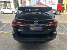 TOYOTA - HILUX SW4 - 2017/2017 - Preta - Sob Consulta