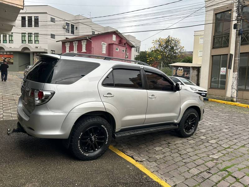 TOYOTA - HILUX SW4 - 2012/2013 - Prata - R$ 150.000,00