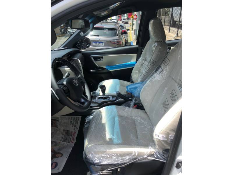 TOYOTA - HILUX SW4 - 2025/2025 - Branca - R$ 455.000,00