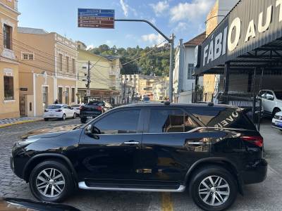 TOYOTA - HILUX SW4 - 2019/2019 - Preta - Sob Consulta