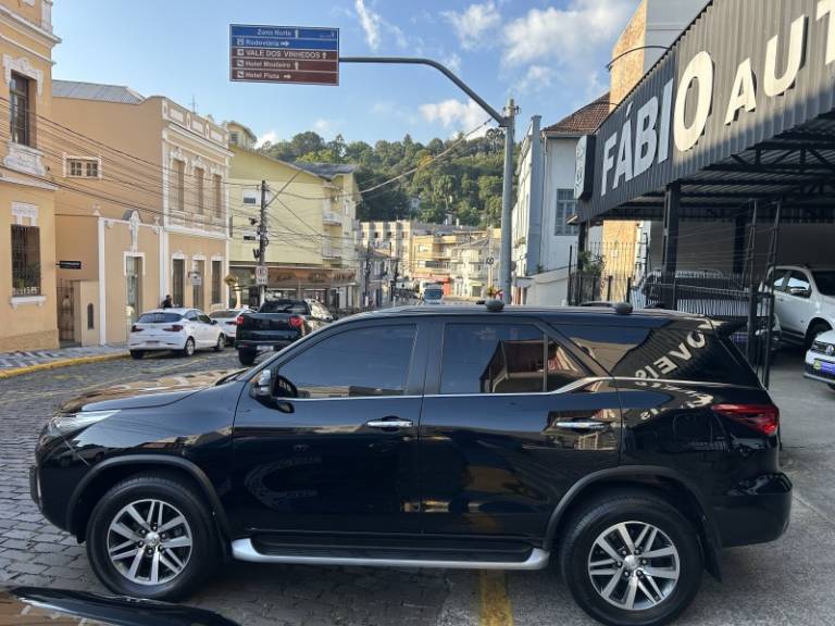TOYOTA - HILUX SW4 - 2019/2019 - Preta - Sob Consulta