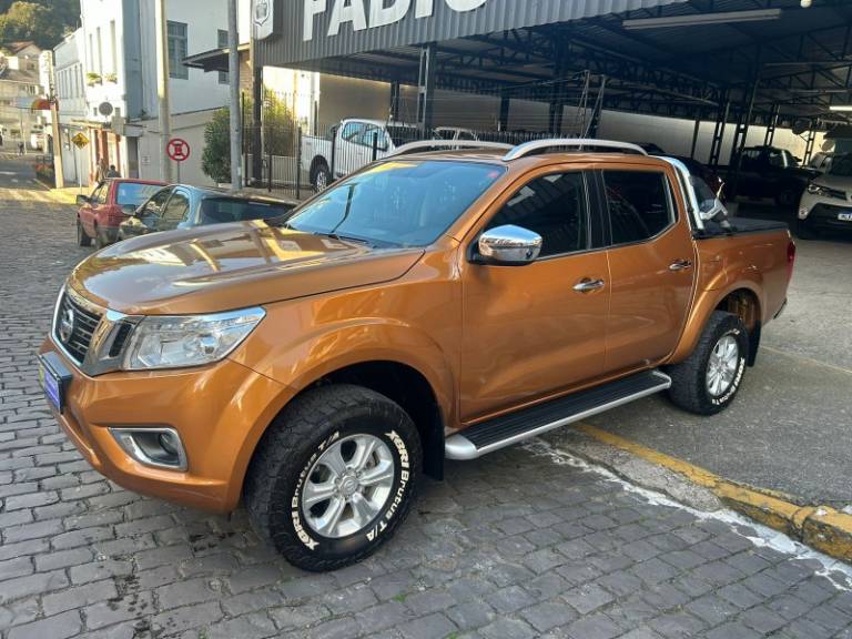 NISSAN - FRONTIER - 2016/2017 - Laranja - R$ 150.000,00