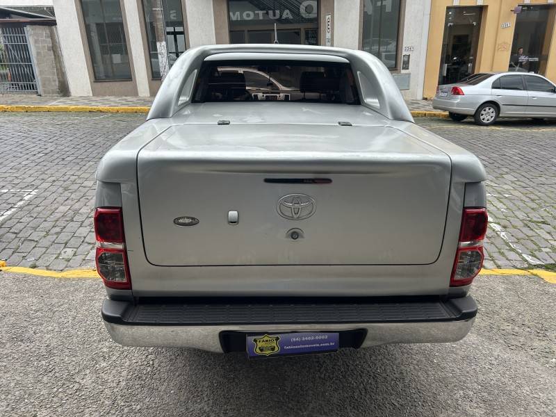 TOYOTA - HILUX - 2012/2013 - Prata - Sob Consulta