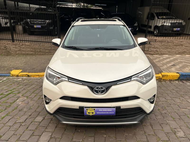 TOYOTA - RAV4 - 2018/2018 - Branca - R$ 135.000,00